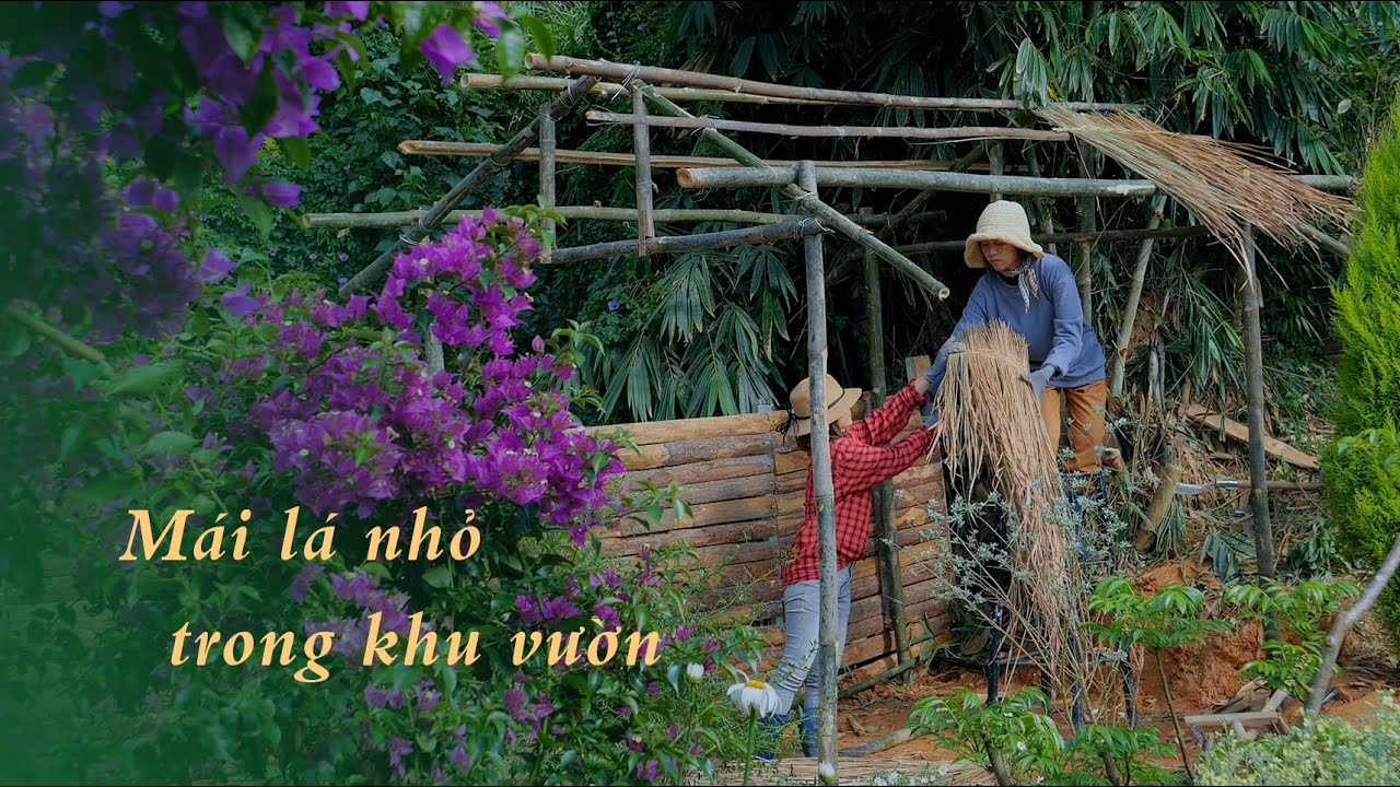 Dựng nhà mái lá nhỏ trong khu vườn Đà Lạt